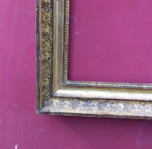Elegante cornice Impero con decori in pastiglia sagoma a guscia legno dorato I° XIX° sec. luce cm. 47x57